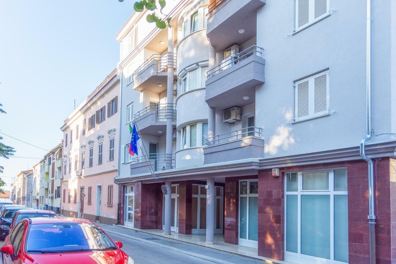 Ferienwohnung Sunny Corner In City Center With Free Parking Pula Exterior foto